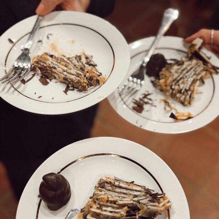 Torta hoja chocolate servida